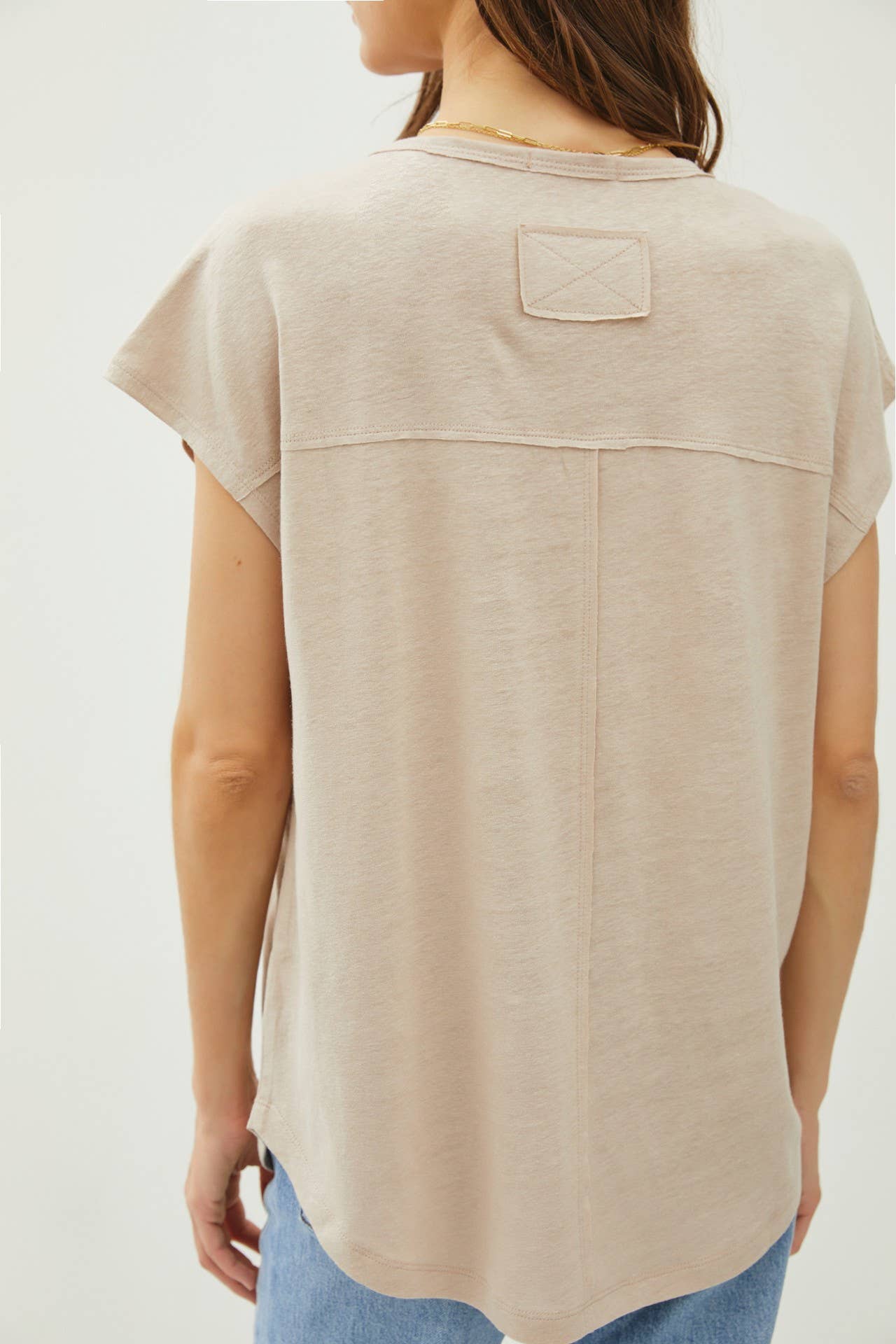 Back Raw Edge Detailed V-neck Linen Tee