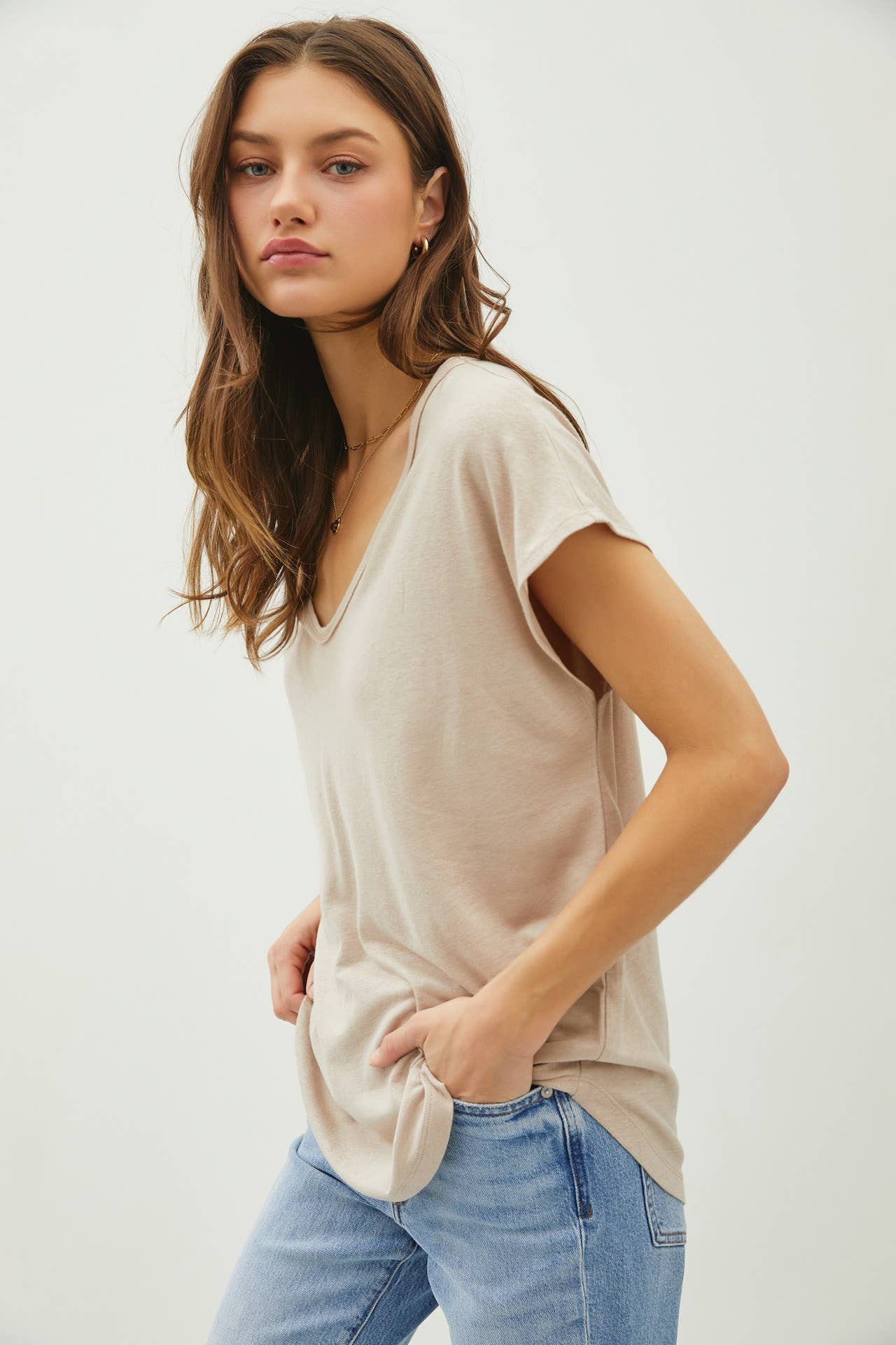 Back Raw Edge Detailed V-neck Linen Tee