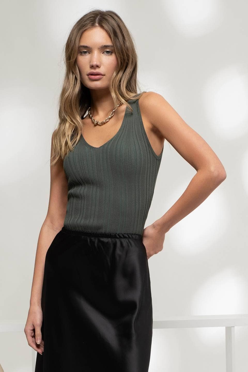 SLEEVELESS V NECK SWEATER KNIT TOP