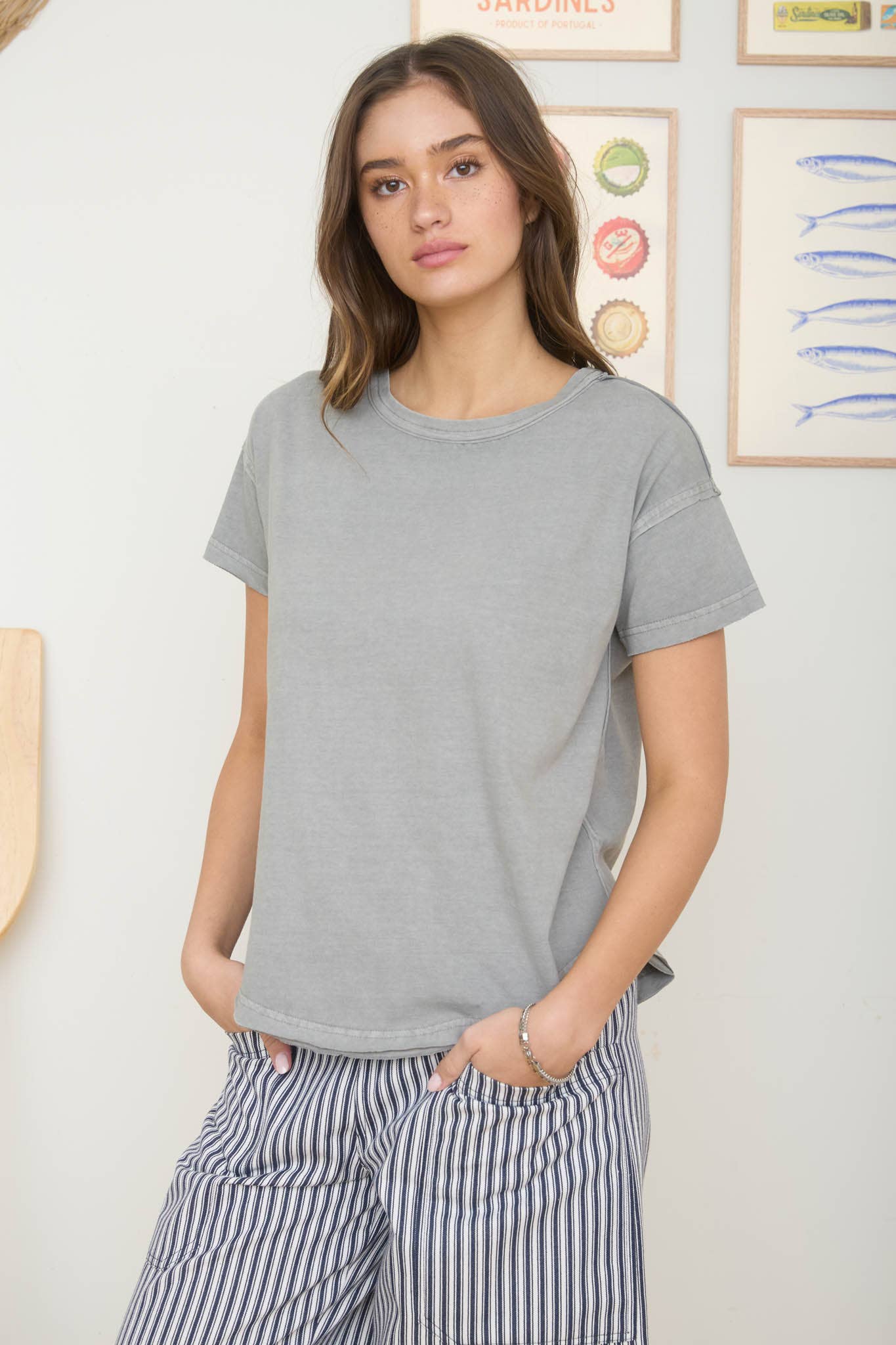 EXPOSED SEAM RAW EDGE SHORT SLEEVE TEE