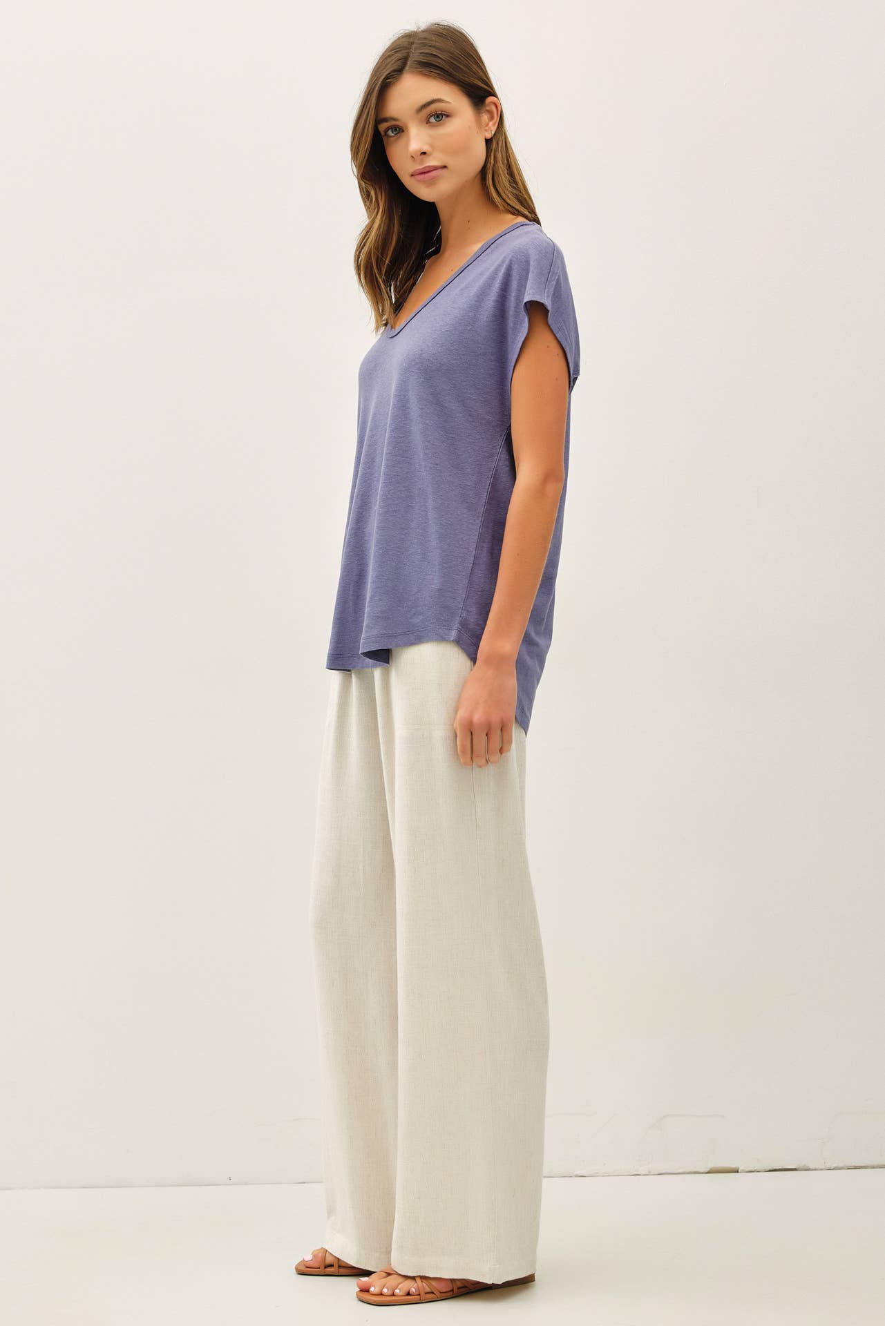 BACK RAW EDGE DETAILED V-NECK LINEN TEE