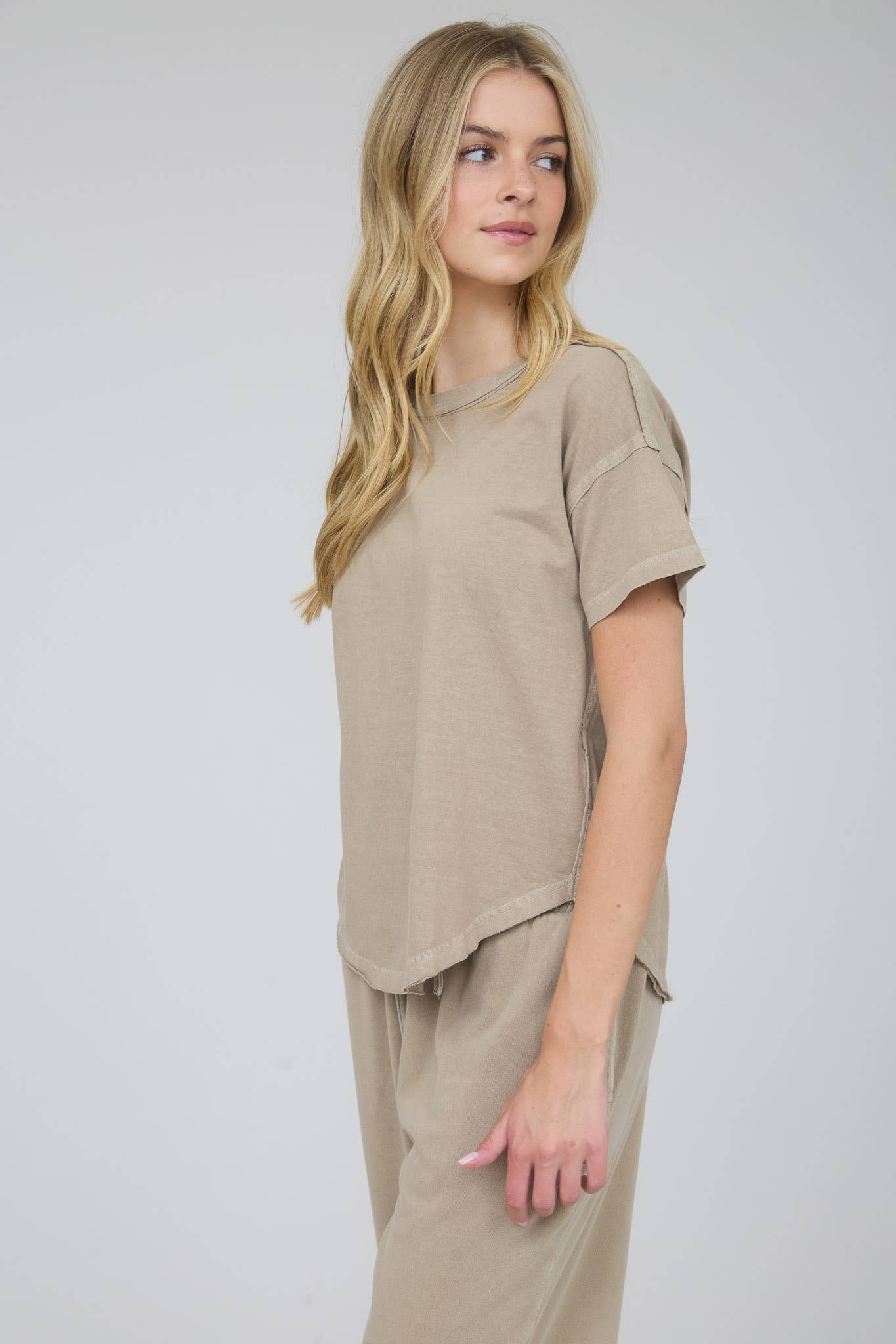 EXPOSED SEAM RAW EDGE SHORT SLEEVE TEE
