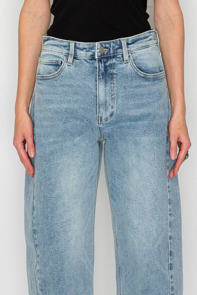HIGH RISE RELAXED TAPERED LIGHT WASH BARREL JEANS