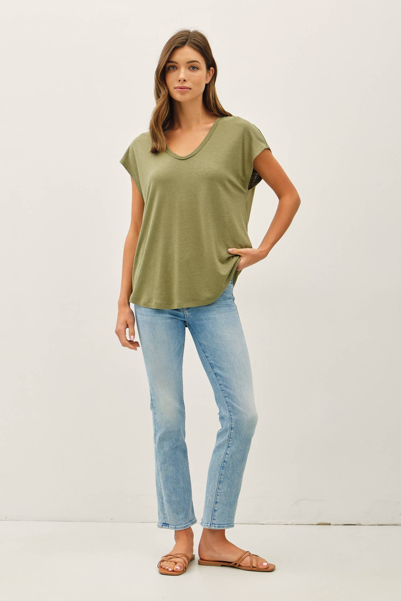 BACK RAW EDGE DETAILED V-NECK LINEN TEE