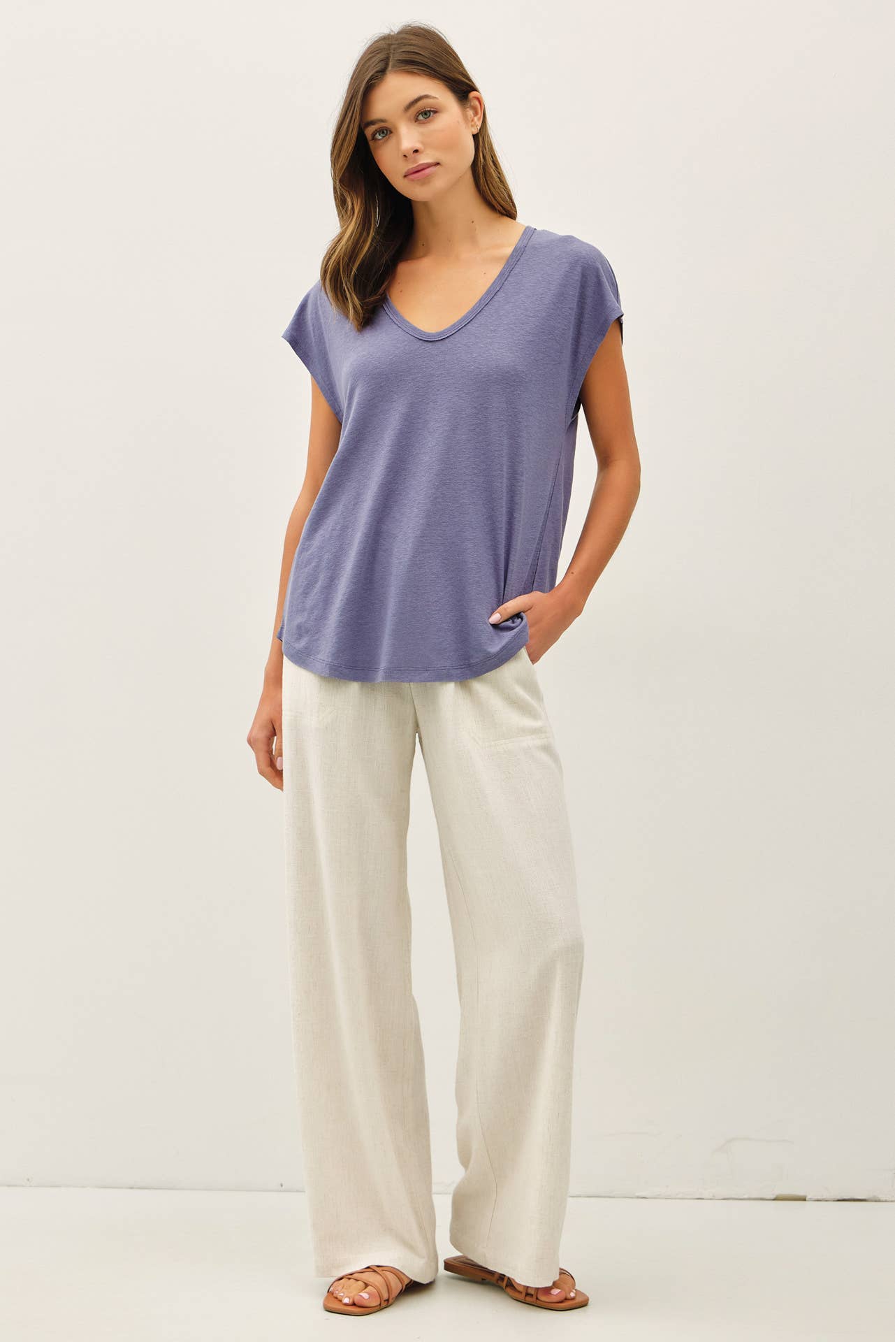 BACK RAW EDGE DETAILED V-NECK LINEN TEE