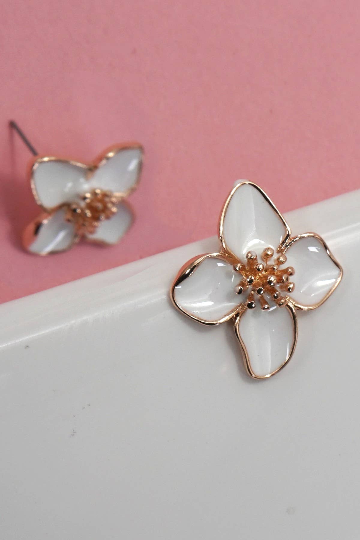 EPOXY WHITE ON GOLD FLOWER STUD EARRINGS