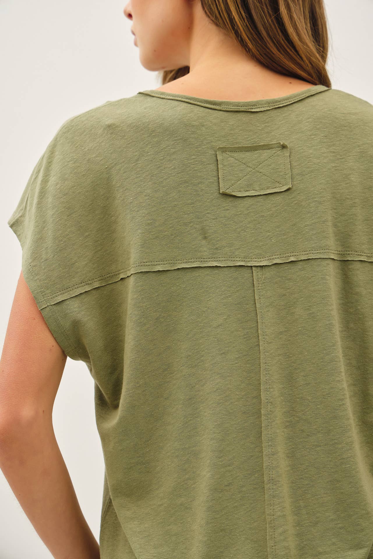 BACK RAW EDGE DETAILED V-NECK LINEN TEE