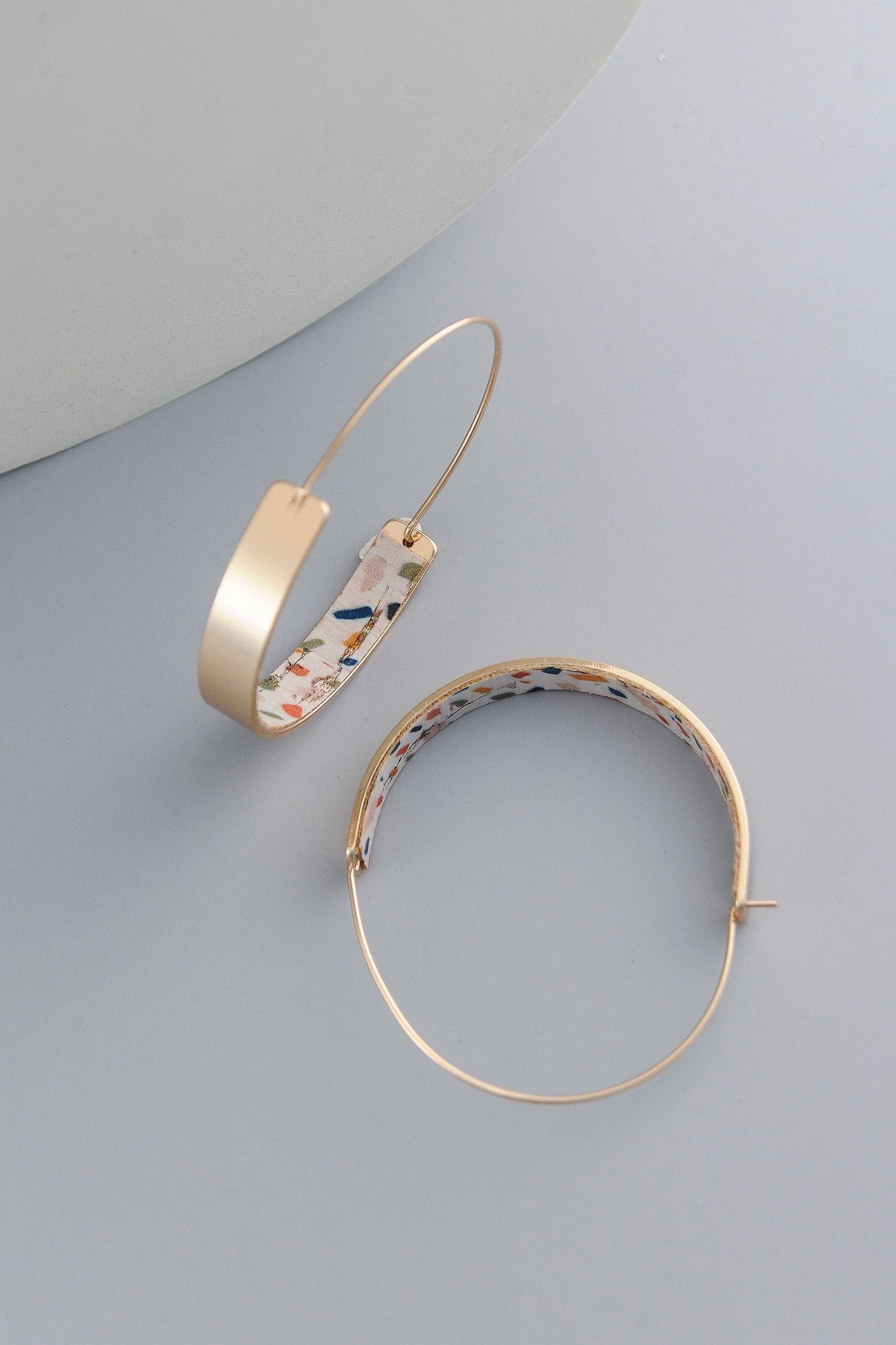 BRASS WIRE CORK PRINT HOOP EARRINGS