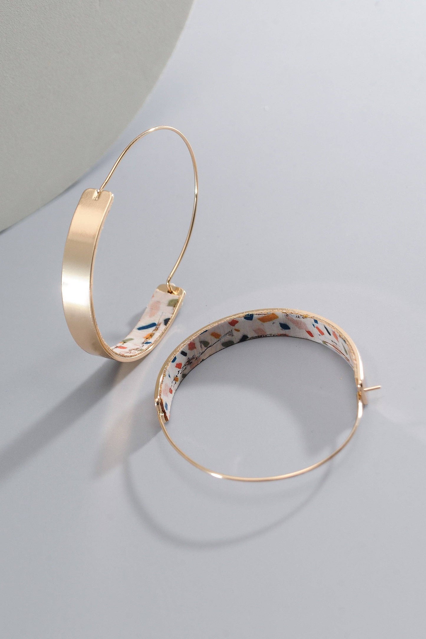 BRASS WIRE CORK PRINT HOOP EARRINGS