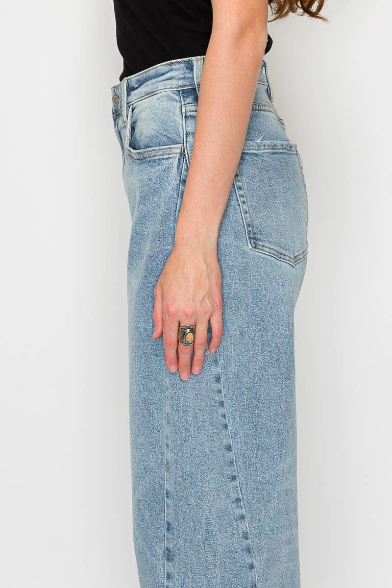 HIGH RISE RELAXED TAPERED LIGHT WASH BARREL JEANS