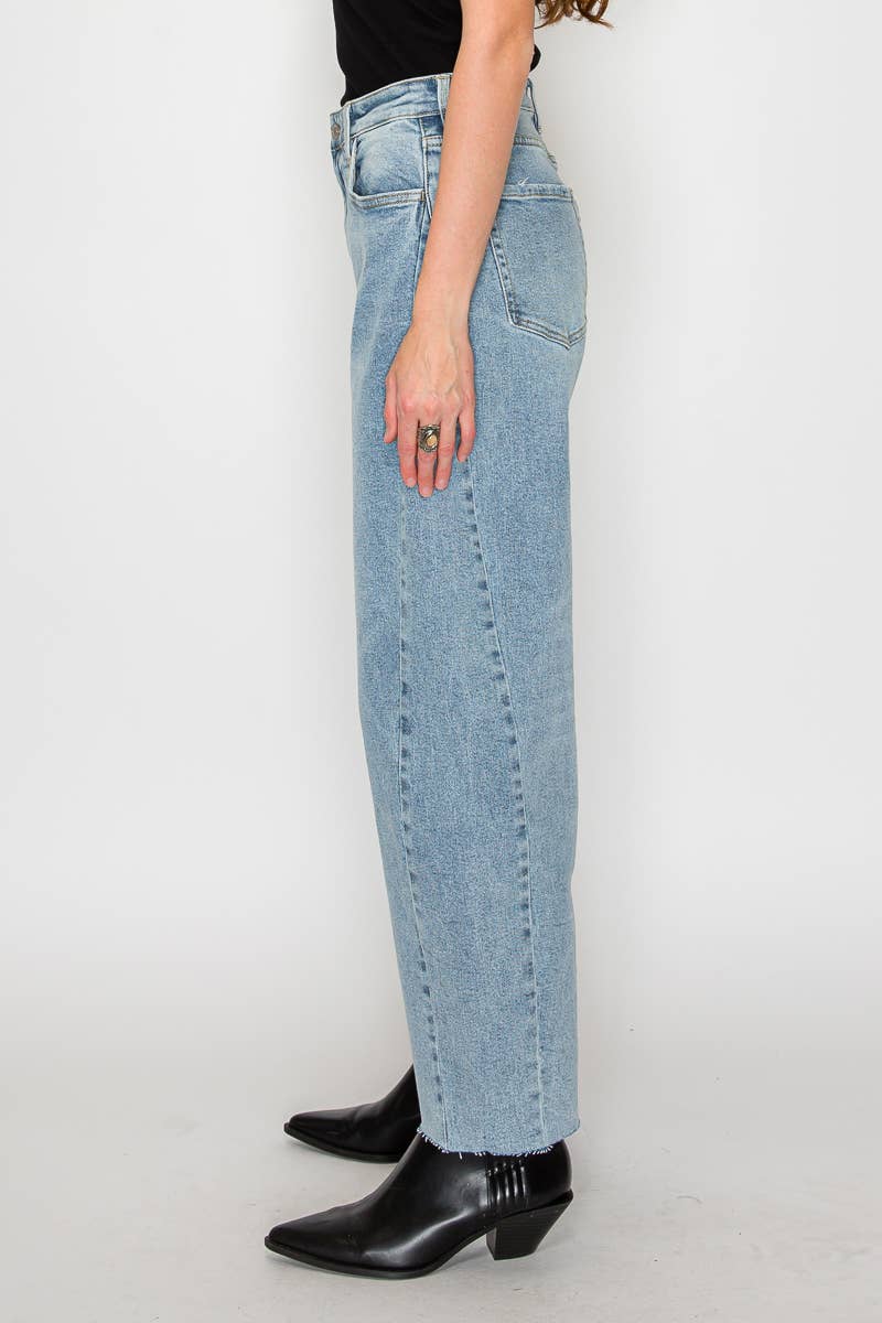 HIGH RISE RELAXED TAPERED LIGHT WASH BARREL JEANS