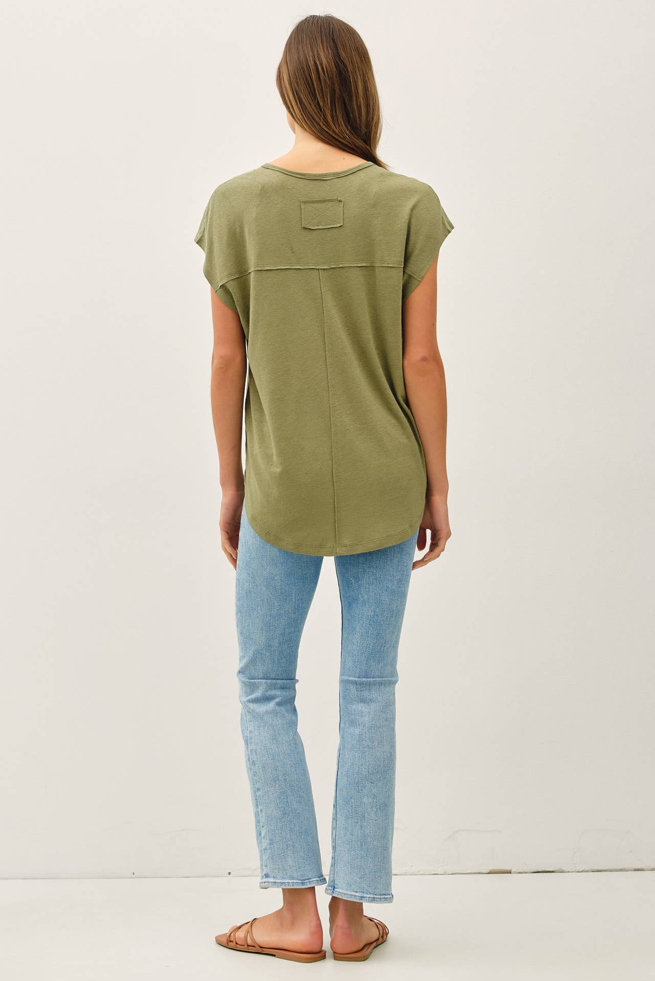BACK RAW EDGE DETAILED V-NECK LINEN TEE