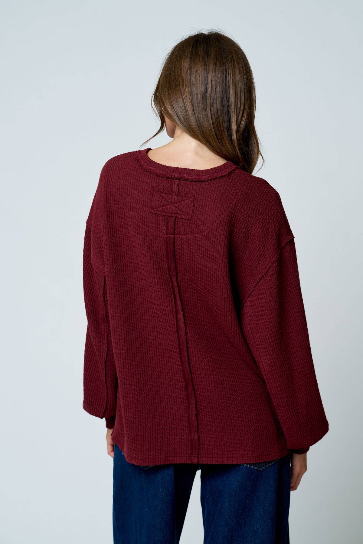 TEXTURED EXPOSED SEAM LONG EXTENDED SLEEVE KNIT TOP