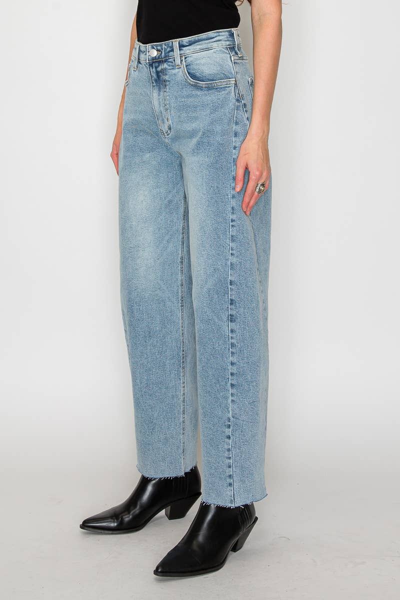 HIGH RISE RELAXED TAPERED LIGHT WASH BARREL JEANS