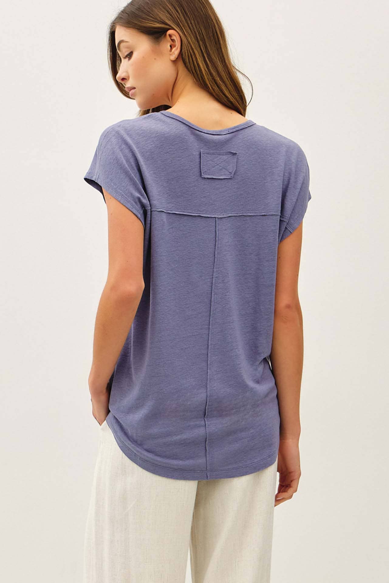 BACK RAW EDGE DETAILED V-NECK LINEN TEE
