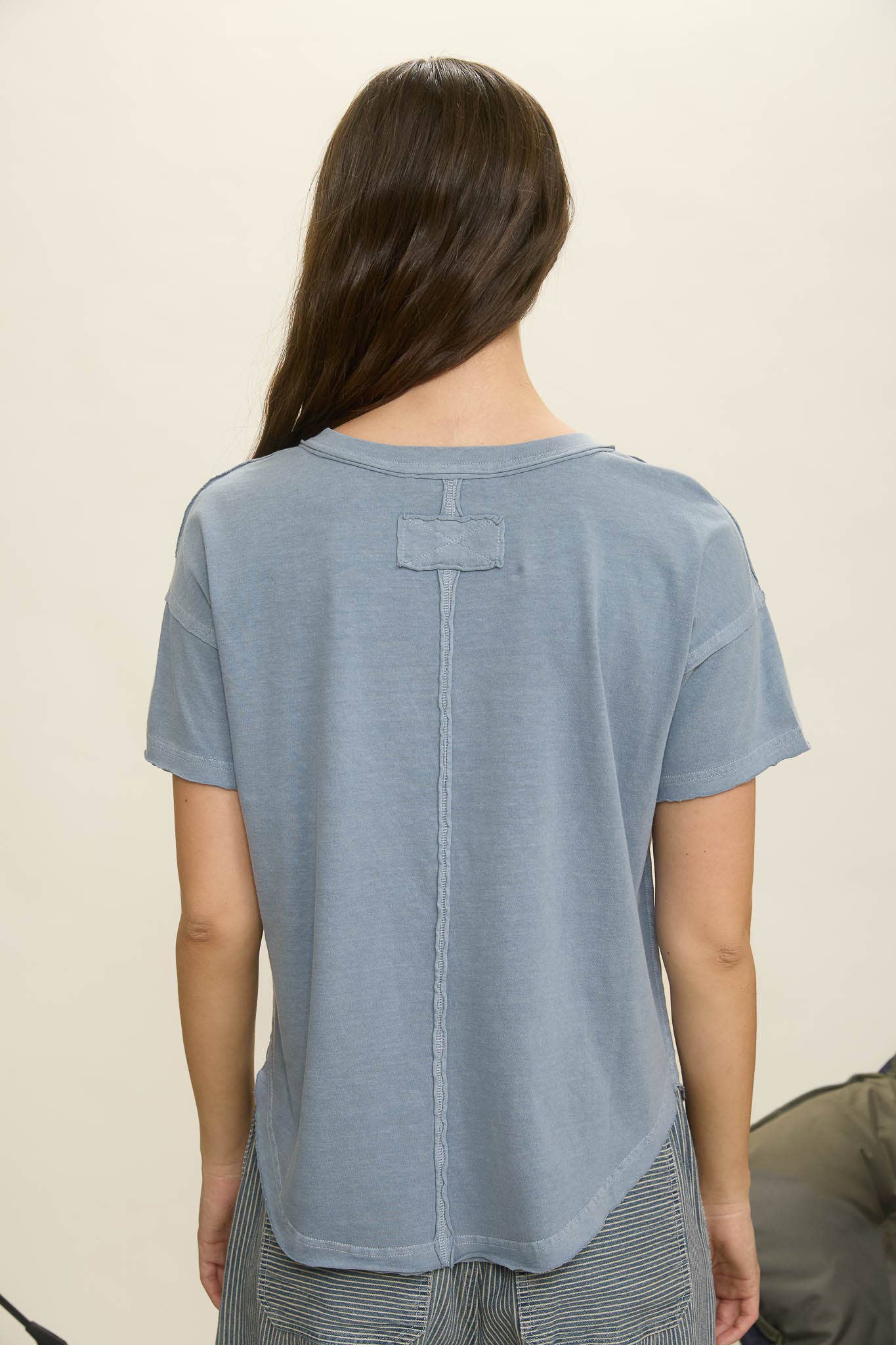 EXPOSED SEAM RAW EDGE SHORT SLEEVE TEE